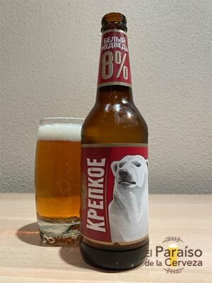 La cerveza Beliy Medved Krepkoe Oso Blanco Roja - Белый медведь de Rusia