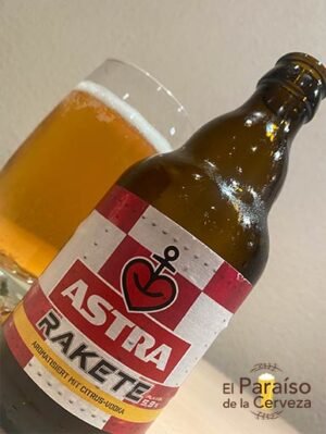 Astra Rakete la cerveza Radler alemana con un toque de zumo de limon y vodka