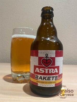 Astra Rakete la cerveza Radler alemana con un toque de zumo de limon y vodka